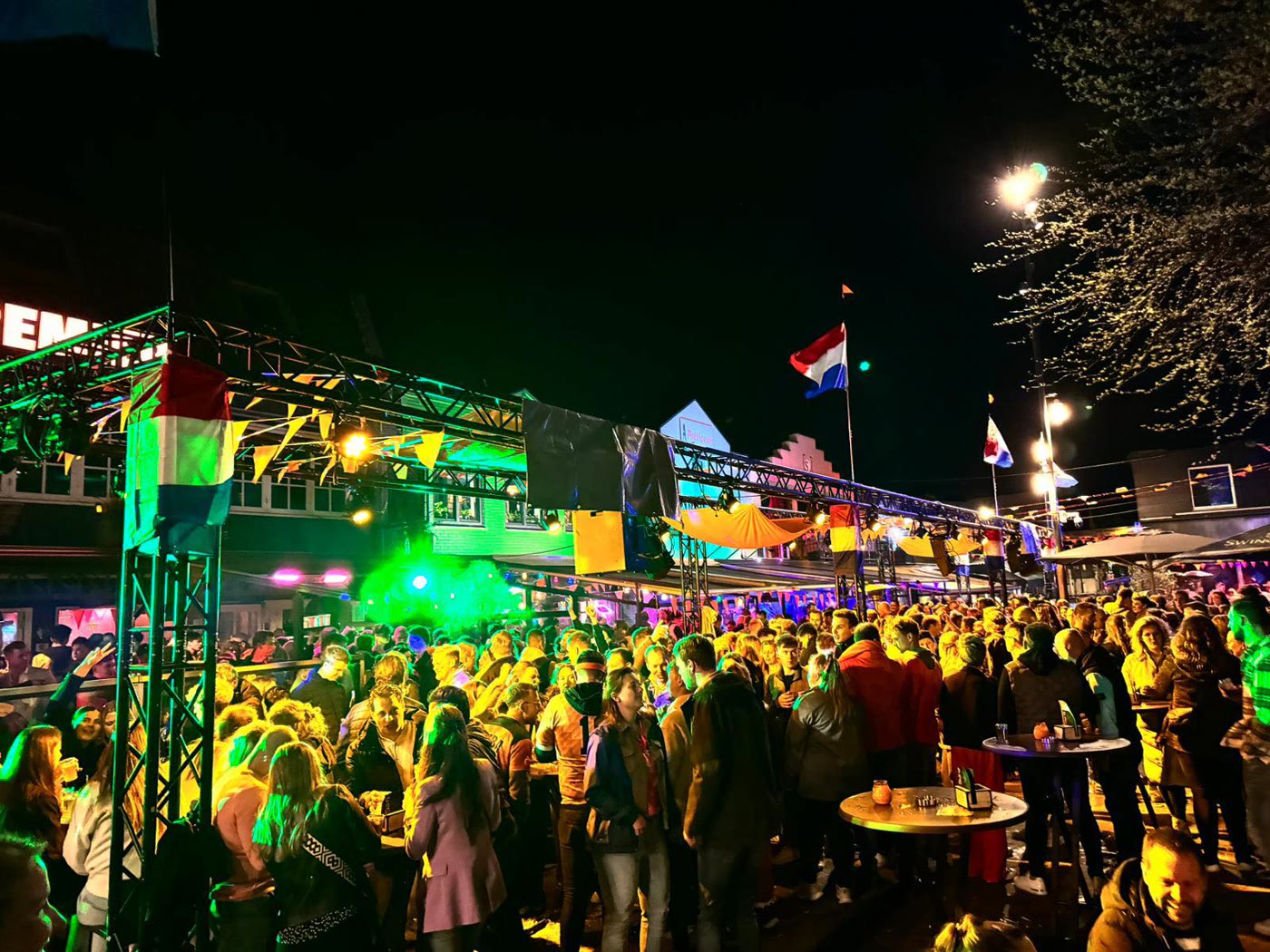 Het terras op een avond tijdens een evenement in de straat