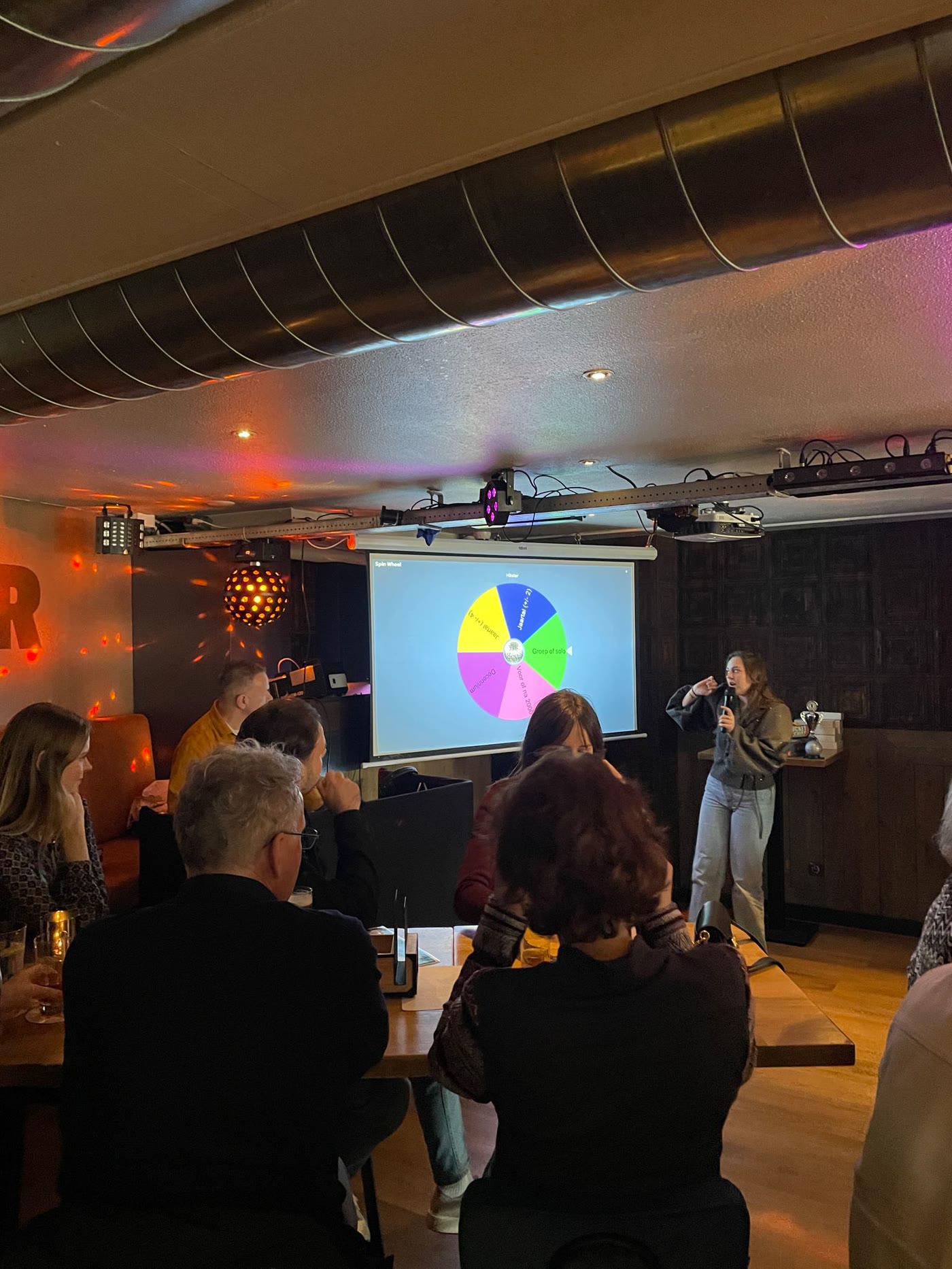 Volle zaal met dansende gasten en een DJ tijdens een avond bij Premier