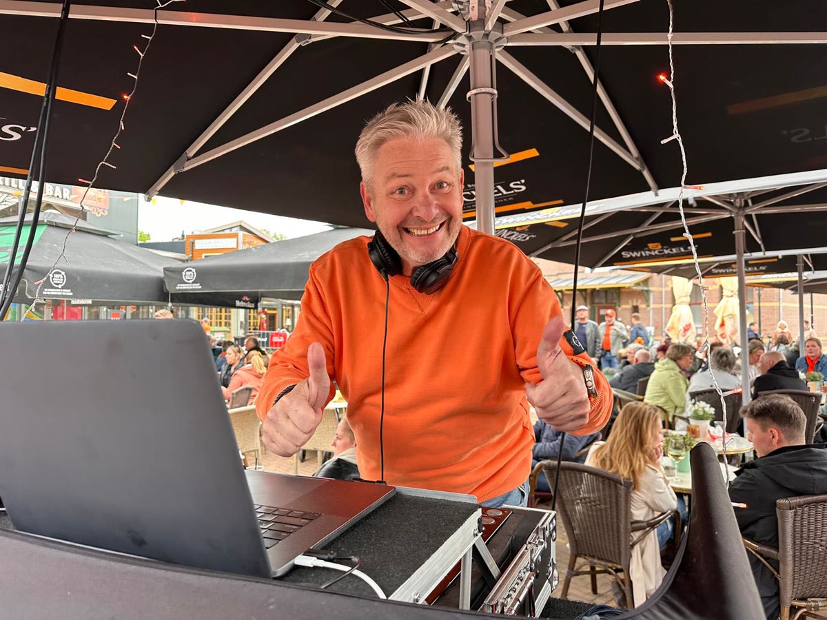 DJ achter zijn set op het terras van Premier