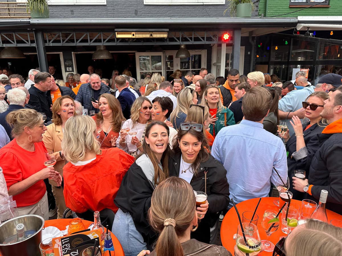 Volle zaak tijdens een feest bij Café Premier