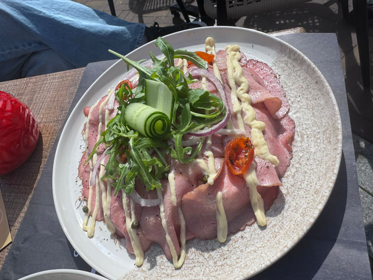 Bord vitello tonnato met tonijncreme en kappertjes