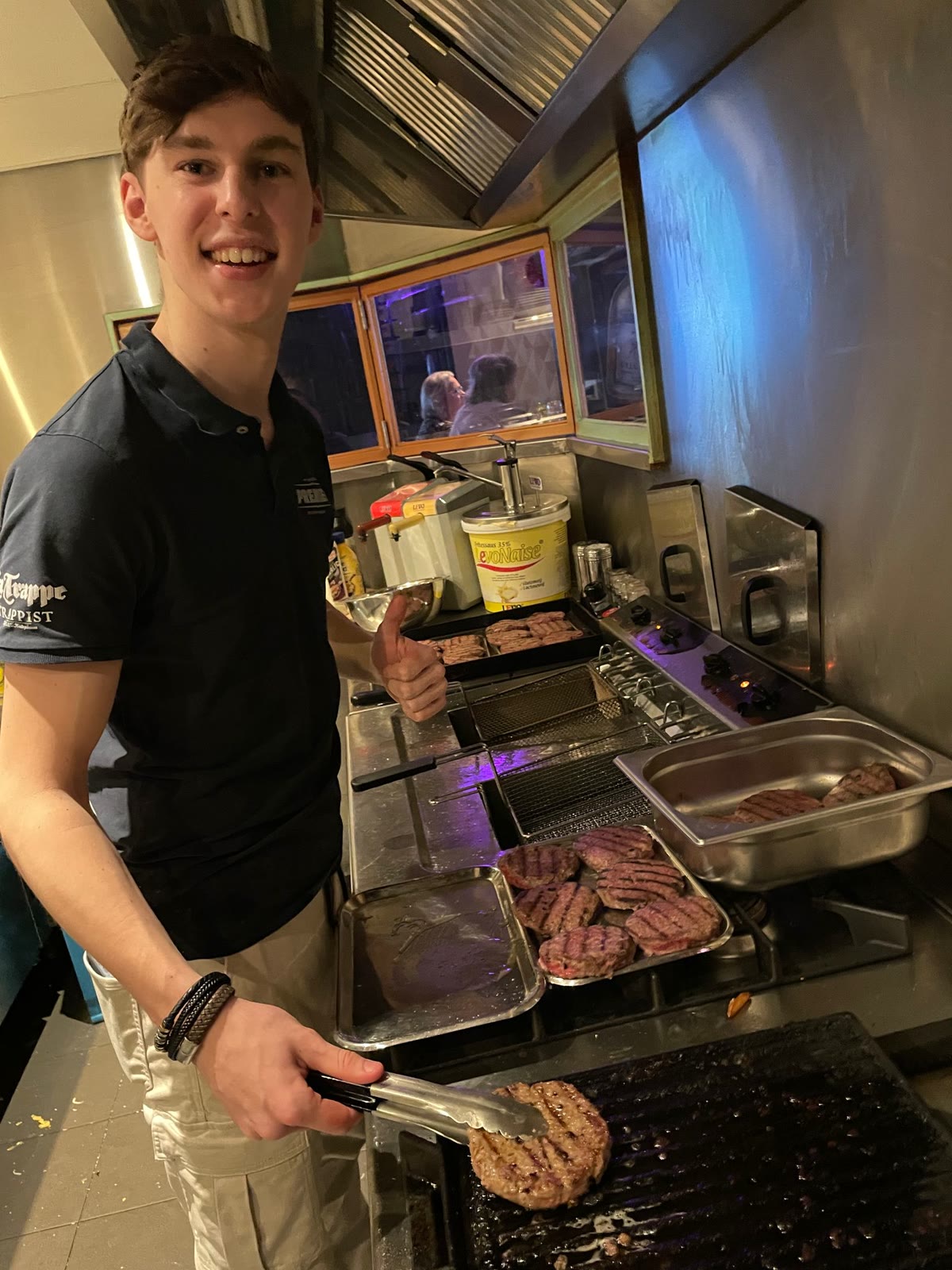 Medewerker van Premier die eten opschept in de keuken